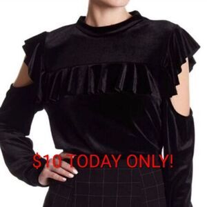 ROMEO AND JULIET COUTURE COLD SHOULDER TOP! SIZE S